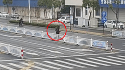 给老伴送饭的他身陷车流，结局令人动容！图片