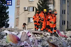 公羊救援队携搜救犬发现一名幸存者图片