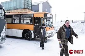 走进黑河口岸：出口俄罗斯的汽车一字排开，长达三公里等待出关命令图片