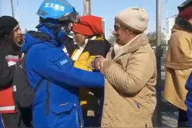 被土耳其女性拉开衣襟暖手的救援队员：她拉我手到腋窝处暖着，含泪说母亲还在废墟下图片