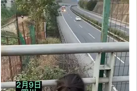 孩子耐心等爸爸开车路过，爸爸双闪鸣笛回应图片