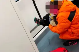 老人抱小孩在长沙地铁车厢内小便引热议！图片