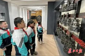 惊叹！小学生做的“青铜编钟”会发声、能伴奏图片