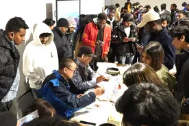 留学生走进湖南美术馆，感受湖湘绘画魅力图片