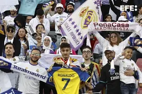 世俱杯决赛皇马vs利雅得新月，皇马球迷手举C罗的利雅得胜利球衣图片