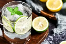 喝完冰水就腹痛、腹泻？3类人群，真的劝你少喝冰水！图片