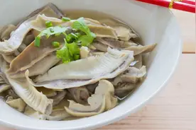 白胡椒猪肚排骨汤图片