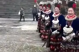 男子驱车看苗寨小姐姐发现全是阿姨？景区别让人“不去后悔，去了更后悔”图片