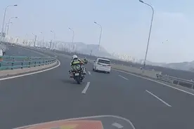 “你只管踩油门，剩下的交给我们！”济南这一幕冲上热搜图片