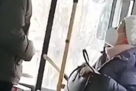 女子刷父亲的老年卡乘公交，被司机抓现行图片