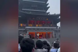 山东济南女子在超然楼下朗诵《满江红》话音刚落楼上瞬间亮灯图片