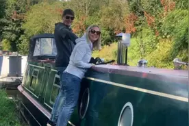 生活成本飙升 英国一对夫妇决定在船上生活图片