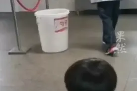 哥哥和妹妹在同一所学校住校，妹妹在食堂见到哥哥后撒娇让其抱图片