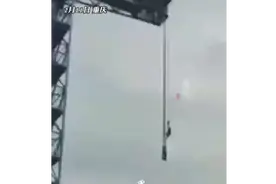 情侣蹦极倒挂半空被质疑设备故障，游乐城：他们秀恩爱拒绝上来图片