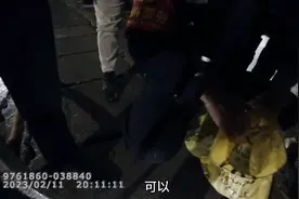 撑伞时不慎掉落！民警自制神器帮游客下水道捞手机图片