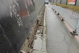 小8跑街|路面坑洼破损 违停车占道凤城二路这些问题待整改图片