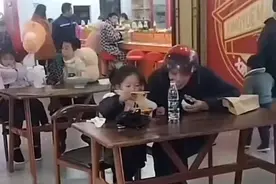 孙女大口吃面条，爷爷满眼都是宠溺图片