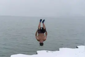 美联社：众多名人热捧冬天跳入水中冰浴好处多多 背后有多少科学道理图片