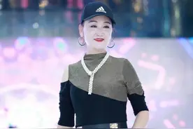 长沙保安大姐玩得傲！上班守门岗，下班走T台：希望一直保持气质图片