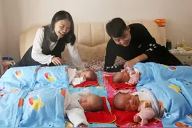 幸福！青岛四胞胎和爸妈首次同框图片