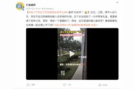情人节的垃圾桶成了“致富秘笈”？专捡被人丢弃掉的礼物图片