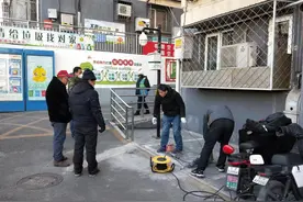 老楼下水管道频堵塞，居民集资为管道换新图片