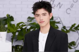 被晒疑似与女网红的床照，陈飞宇方回应：交往期间双方均单身图片