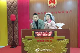 重庆“蝴蝶结”女骑士今天领证了，新郎是山火中的战友图片