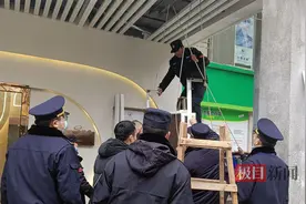 商户广告招牌生锈易脱落，社区联系城管部门拆除图片