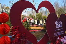 凌晨三点排队抢“第一”！2023“2.14”，成都1012对新人预约婚姻登记图片