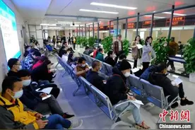 广西迎来出入境办证高峰 部门推动便民服务提档升级图片