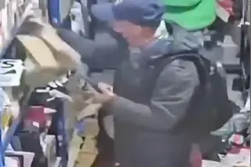 老人取快递时随意丢弃别人包裹，工作人员劝说不听两人大打出手图片