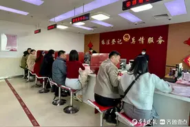 1181对新人情人节领证！青岛迎今年首个结婚登记小高峰图片