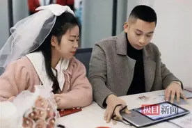 重庆山火救援“蝴蝶结女骑士”领证结婚：与男友共同救火，觉得找到了真爱图片