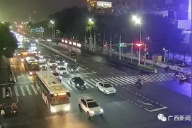 南宁一道路上演“狂飙”？两辆摩托车穿梭于车流中上演“追逐戏”图片