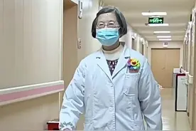 “闲着就是浪费生命” 80岁老教授坚持一线坐诊图片