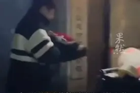 男子垃圾桶旁捡玫瑰花送妻子，妻子：结过婚了，不在乎这些图片