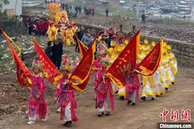 福建莆田举办坐刀轿打铁球民俗活动图片