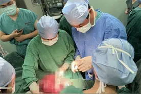 一场特殊的剖宫产手术：取出5.9斤宝宝，切下7.8斤肌瘤图片