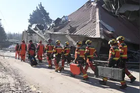 图集丨土耳其震区  中国救援队24小时不间断搜救图片