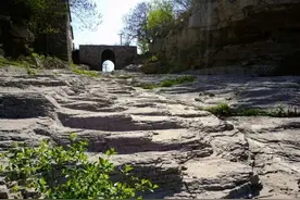 齐鲁第一关那些木轮犁开的岩沟图片