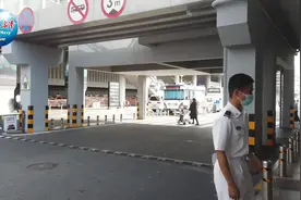 这个飞越三千里的拥抱，背后的故事太暖心图片