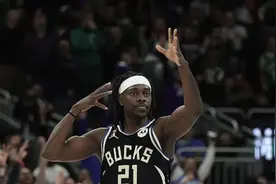 霍勒迪：扬尼斯攻击内线吸引防守，我就是保持自信抓住机会图片