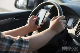 冷知识！等红灯玩手机也属分心驾驶：罚200元 记3分图片