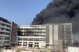 广东佛山一工业园失火，附近商户：事发地是新装修的厂房图片