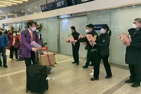 浙江首个香港旅行团入境抵杭 打“飞的”来体验宋韵文化图片