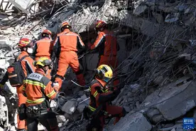 中国救援队继续在土耳其地震灾区24小时不间断搜救图片