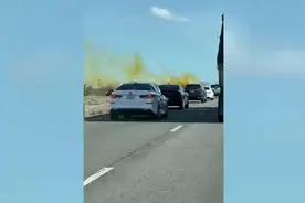 又一起！实拍美国硝酸卡车侧翻：黄色毒气弥漫 附近人员被要求避难图片