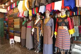 新春走基层｜置办年货添新衣 拉萨街头服装生意火爆图片