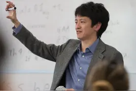 新媒：李光耀之孙获2023年斯隆研究奖，其父李显扬发文祝贺图片